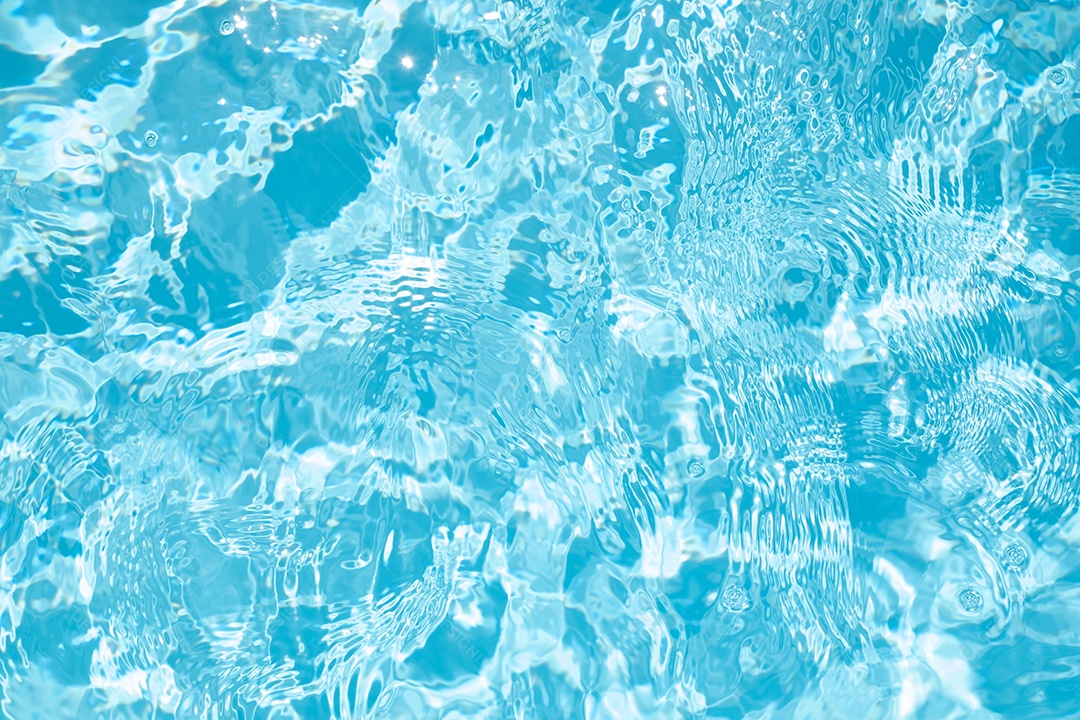 Textura de superfície de água calma transparente de cor azul turva com salpicos e bolhas. Fundo de natureza abstrata na moda. Ondas de água na luz solar. fundo de água