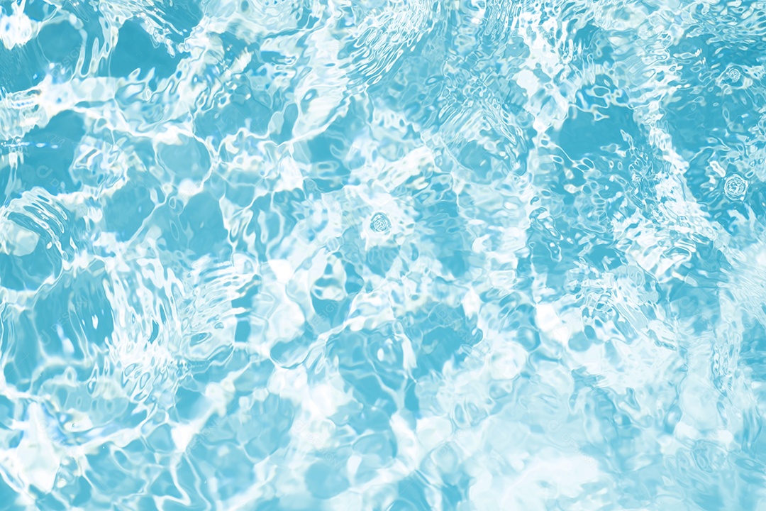 Textura de superfície de água calma transparente de cor azul turva com salpicos e bolhas. Fundo de natureza abstrata na moda. Ondas de água na luz solar. fundo de água