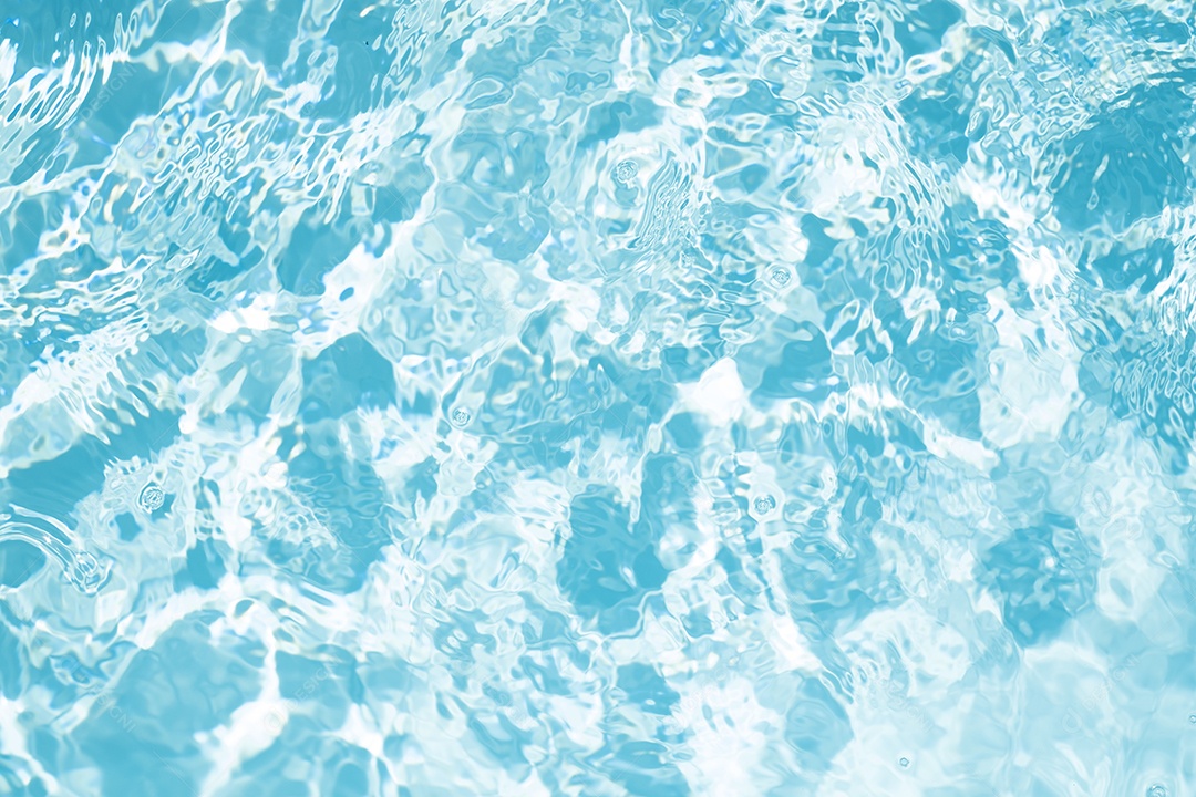 Textura de superfície de água calma transparente de cor azul turva com salpicos e bolhas. Fundo de natureza abstrata na moda. Ondas de água na luz solar. fundo de água