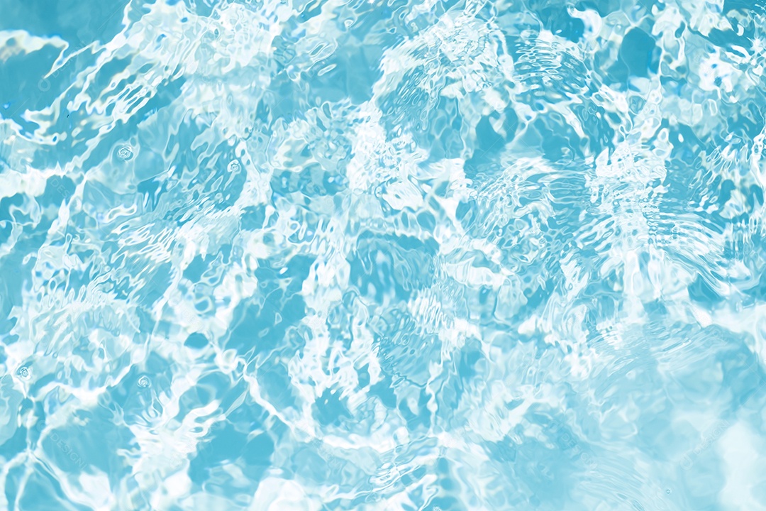 Textura de superfície de água calma transparente de cor azul turva com salpicos e bolhas. Fundo de natureza abstrata na moda. Ondas de água na luz solar. fundo de água