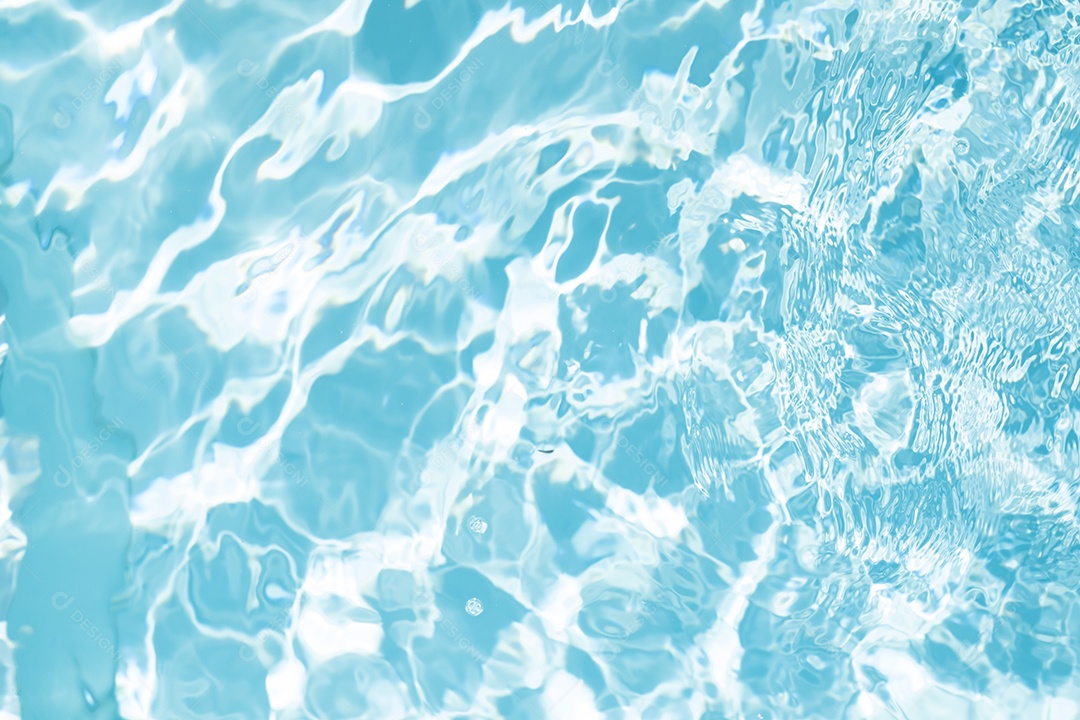 Textura de superfície de água calma transparente de cor azul turva com salpicos e bolhas. Fundo de natureza abstrata na moda. Ondas de água na luz solar. fundo de água