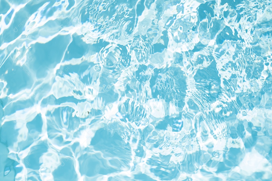 Textura de superfície de água calma transparente de cor azul turva com salpicos e bolhas. Fundo de natureza abstrata na moda. Ondas de água na luz solar. fundo de água