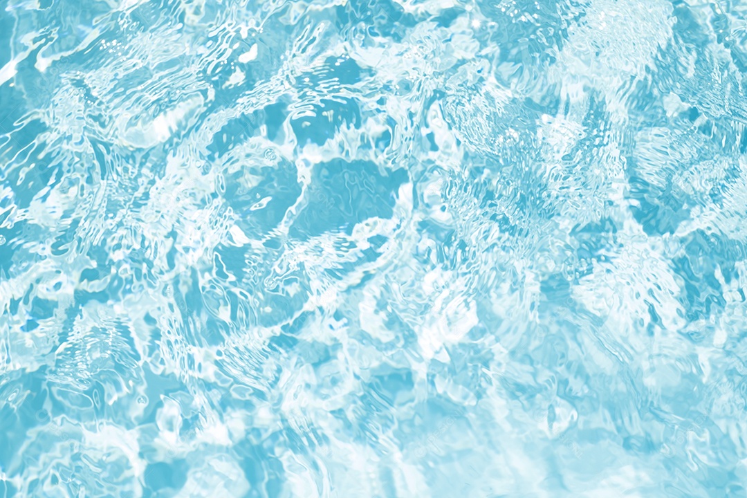 Textura de superfície de água calma transparente de cor azul turva com salpicos e bolhas. Fundo de natureza abstrata na moda. Ondas de água na luz solar. fundo de água