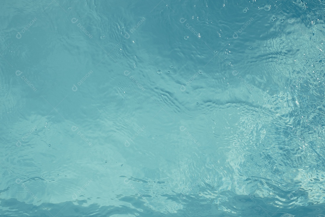 Textura de superfície de água calma transparente de cor azul turva com salpicos e bolhas. Fundo de natureza abstrata na moda. Ondas de água na luz solar. fundo de água