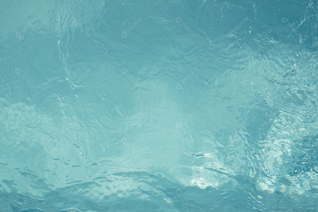 Textura de superfície de água calma transparente de cor azul turva com salpicos e bolhas. Fundo de natureza abstrata na moda. Ondas de água na luz solar. fundo de água