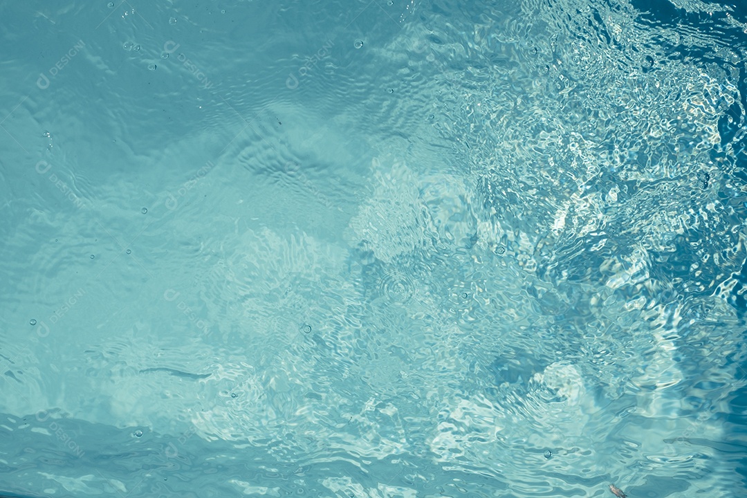 Textura de superfície de água calma transparente de cor azul turva com salpicos e bolhas. Fundo de natureza abstrata na moda. Ondas de água na luz solar. fundo de água