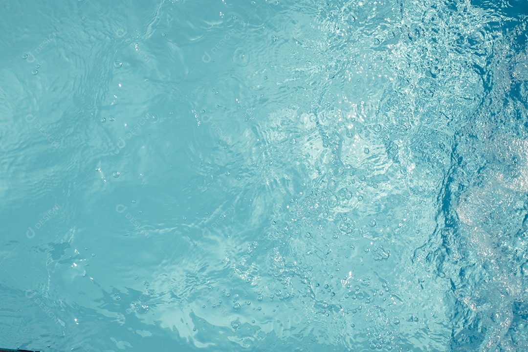 Textura de superfície de água calma transparente de cor azul turva com salpicos e bolhas. Fundo de natureza abstrata na moda. Ondas de água na luz solar. fundo de água