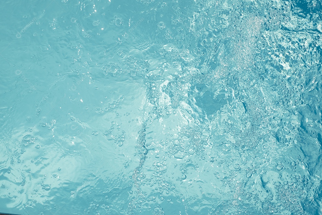 Textura de superfície de água calma transparente de cor azul turva com salpicos e bolhas. Fundo de natureza abstrata na moda. Ondas de água na luz solar. fundo de água