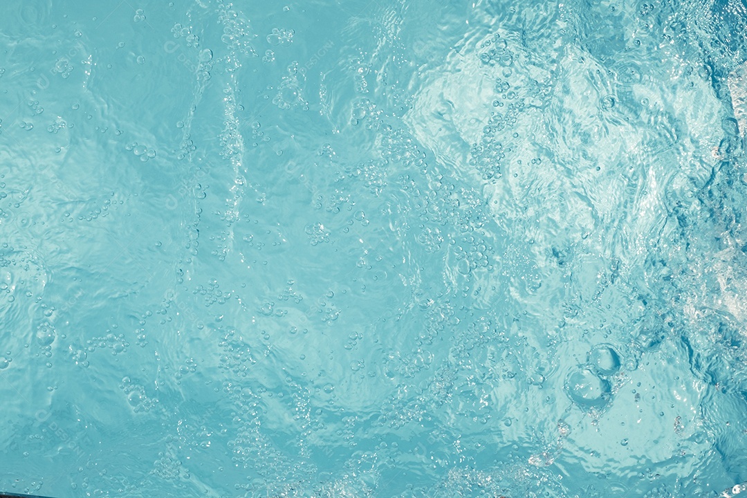 Textura de superfície de água calma transparente de cor azul turva com salpicos e bolhas. Fundo de natureza abstrata na moda. Ondas de água na luz solar. fundo de água