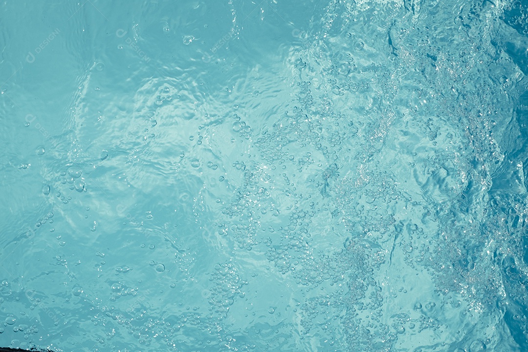 Textura de superfície de água calma transparente de cor azul turva com salpicos e bolhas. Fundo de natureza abstrata na moda. Ondas de água na luz solar. fundo de água
