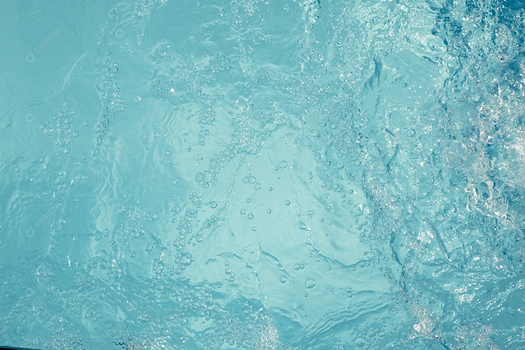 Textura de superfície de água calma transparente de cor azul turva com salpicos e bolhas. Fundo de natureza abstrata na moda. Ondas de água na luz solar. fundo de água