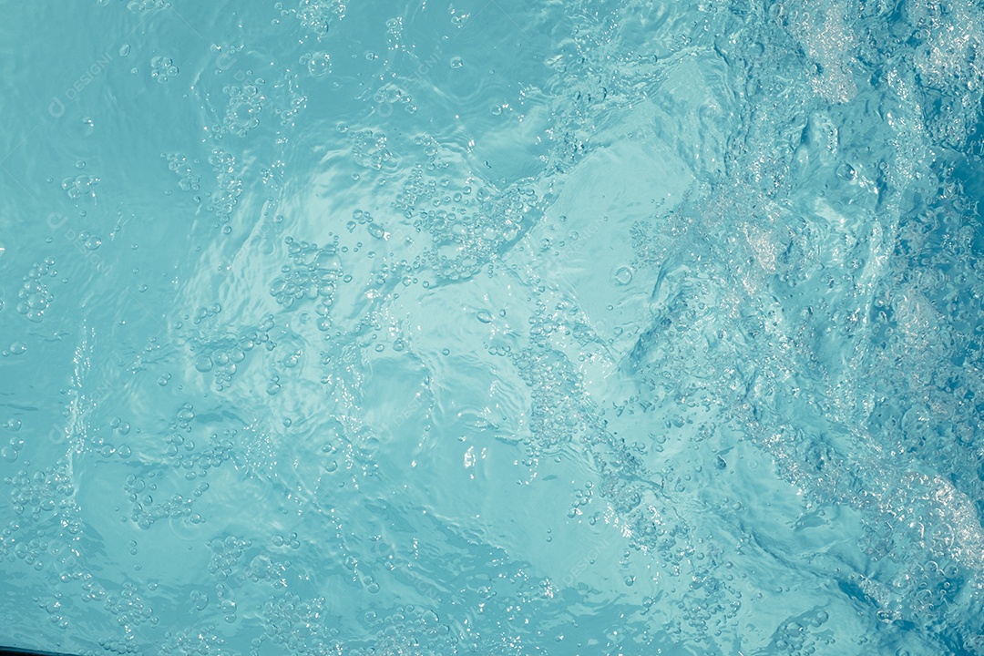 Textura de superfície de água calma transparente de cor azul turva com salpicos e bolhas. Fundo de natureza abstrata na moda. Ondas de água na luz solar. fundo de água