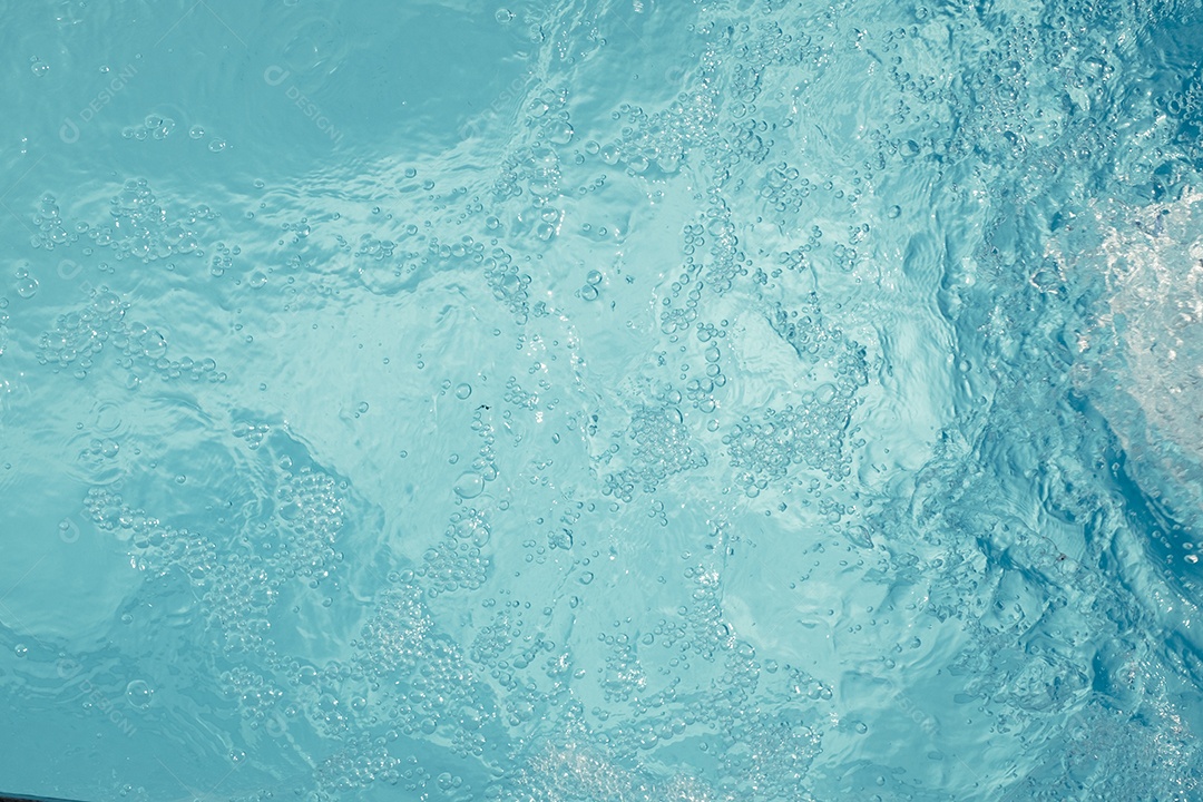 Textura de superfície de água calma transparente de cor azul turva com salpicos e bolhas. Fundo de natureza abstrata na moda. Ondas de água na luz solar. fundo de água