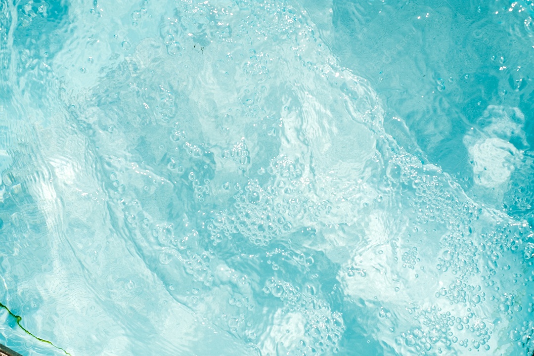 Textura de superfície de água calma transparente de cor azul turva com salpicos e bolhas. Fundo de natureza abstrata na moda. Ondas de água na luz solar. fundo de água