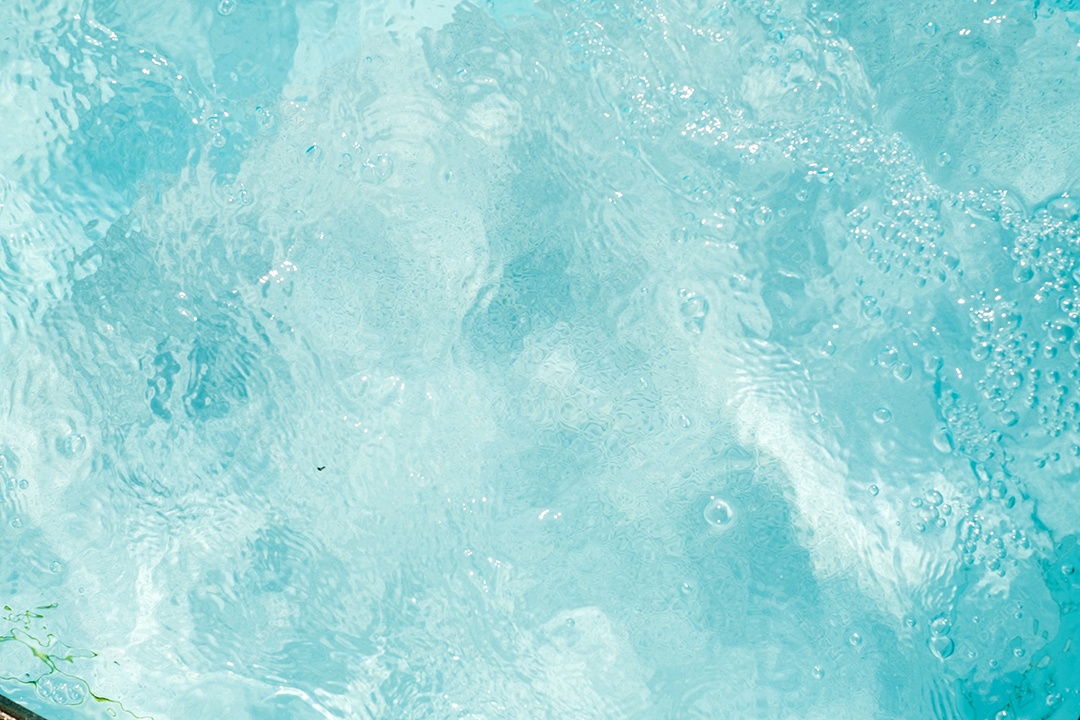 Textura de superfície de água calma transparente de cor azul turva com salpicos e bolhas. Fundo de natureza abstrata na moda. Ondas de água na luz solar. fundo de água