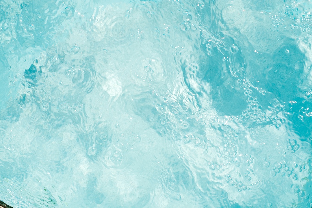 Textura de superfície de água calma transparente de cor azul turva com salpicos e bolhas. Fundo de natureza abstrata na moda. Ondas de água na luz solar. fundo de água