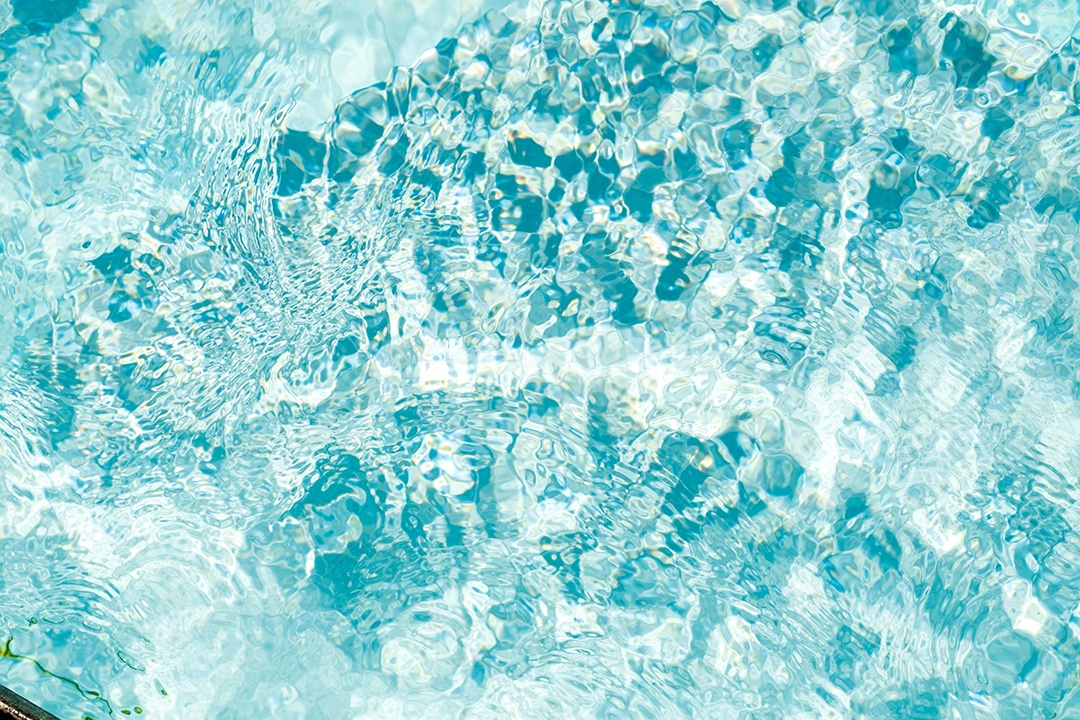 Textura de superfície de água calma transparente de cor azul turva com salpicos e bolhas. Fundo de natureza abstrata na moda. Ondas de água na luz solar. fundo de água