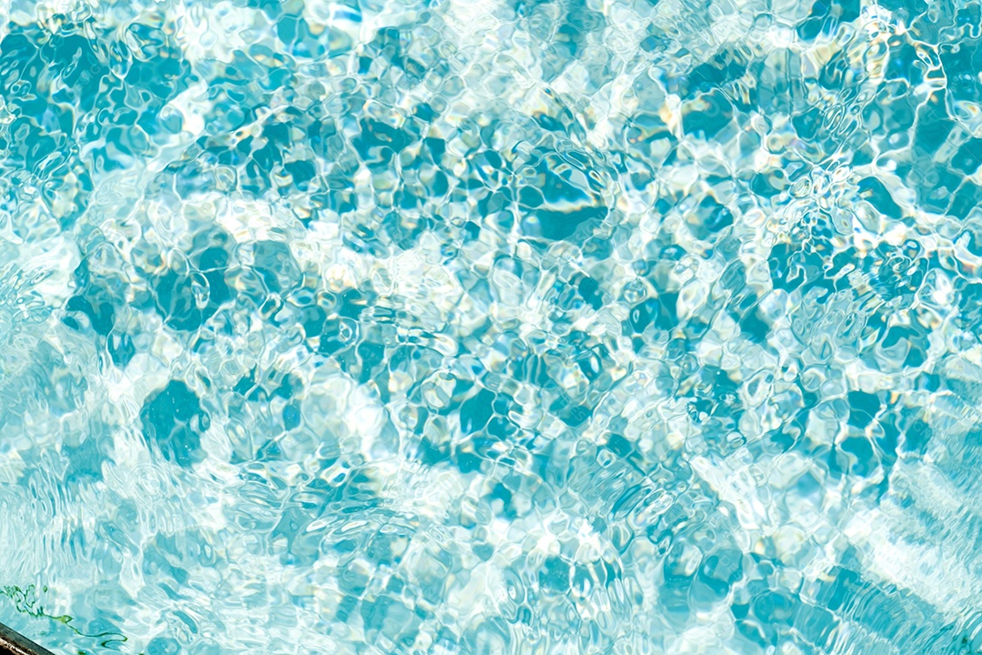 Textura de superfície de água calma transparente de cor azul turva com salpicos e bolhas. Fundo de natureza abstrata na moda. Ondas de água na luz solar. fundo de água