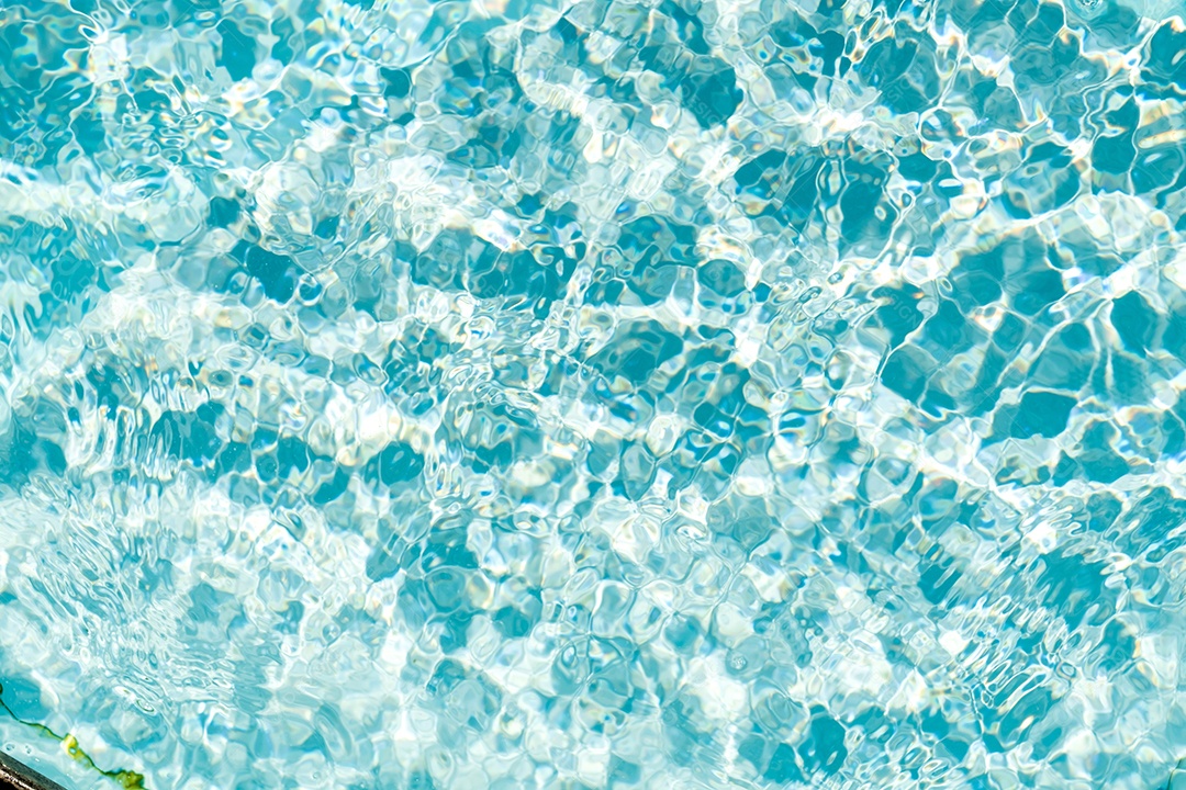 Textura de superfície de água calma transparente de cor azul turva com salpicos e bolhas. Fundo de natureza abstrata na moda. Ondas de água na luz solar. fundo de água