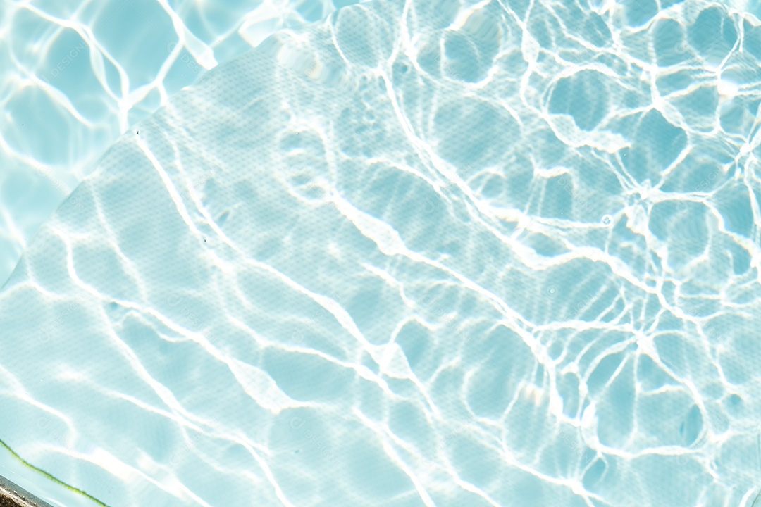 Textura de superfície de água calma transparente de cor azul turva com salpicos e bolhas. Fundo de natureza abstrata na moda. Ondas de água na luz solar. fundo de água