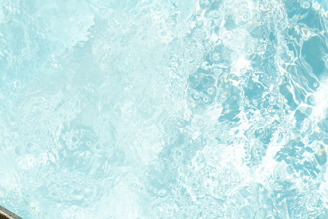 Textura de superfície de água calma transparente de cor azul turva com salpicos e bolhas. Fundo de natureza abstrata na moda. Ondas de água na luz solar. fundo de água