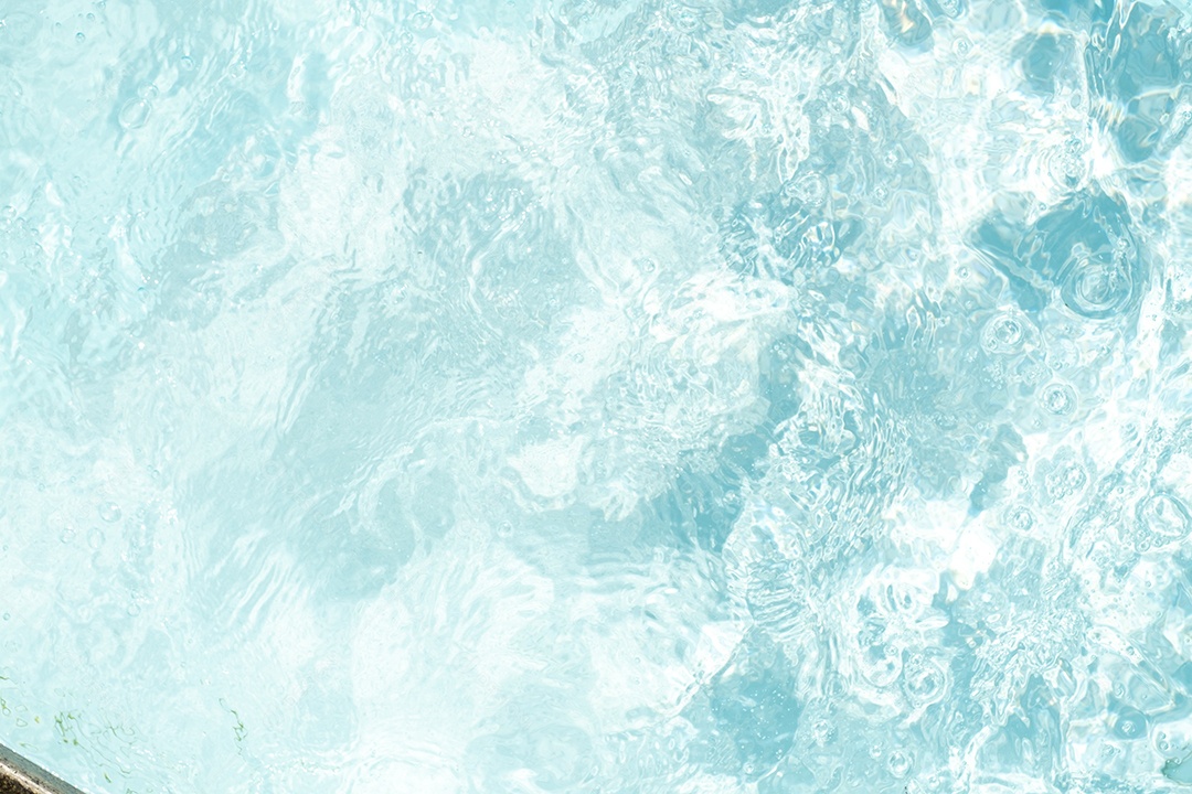 Textura de superfície de água calma transparente de cor azul turva com salpicos e bolhas. Fundo de natureza abstrata na moda. Ondas de água na luz solar. fundo de água