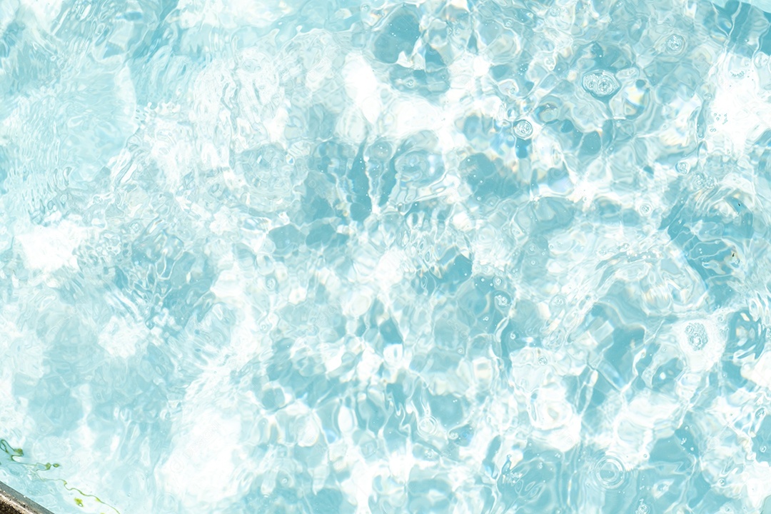 Textura de superfície de água calma transparente de cor azul turva com salpicos e bolhas. Fundo de natureza abstrata na moda. Ondas de água na luz solar. fundo de água