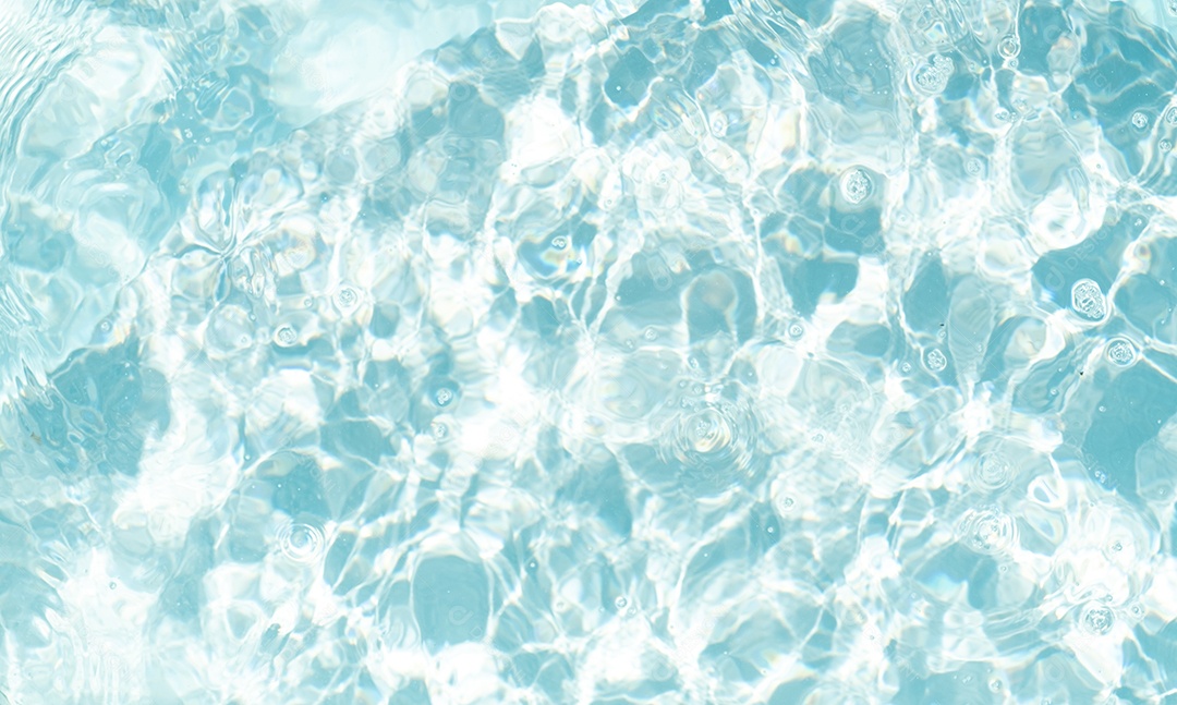 Textura de superfície de água calma transparente de cor azul turva com salpicos e bolhas. Fundo de natureza abstrata na moda. Ondas de água na luz solar. fundo de água