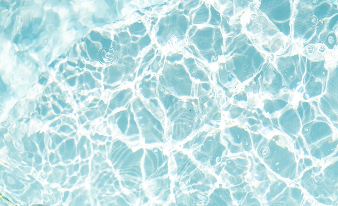 Textura de superfície de água calma transparente de cor azul turva com salpicos e bolhas. Fundo de natureza abstrata na moda. Ondas de água na luz solar. fundo de água