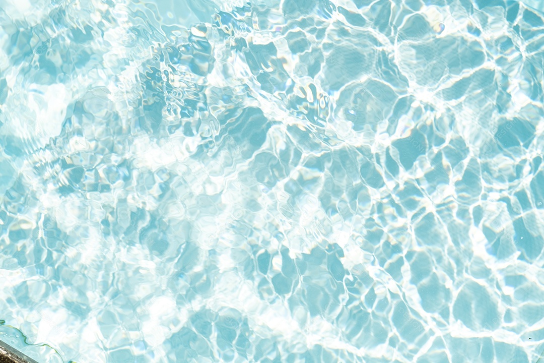 Textura de superfície de água calma transparente de cor azul turva com salpicos e bolhas. Fundo de natureza abstrata na moda. Ondas de água na luz solar. fundo de água