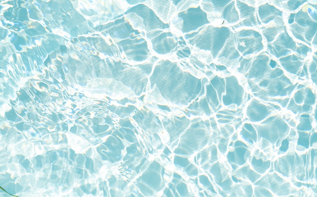 Textura de superfície de água calma transparente de cor azul turva com salpicos e bolhas. Fundo de natureza abstrata na moda. Ondas de água na luz solar. fundo de água