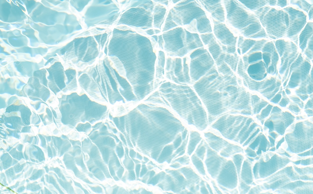 Textura de superfície de água calma transparente de cor azul turva com salpicos e bolhas. Fundo de natureza abstrata na moda. Ondas de água na luz solar. fundo de água