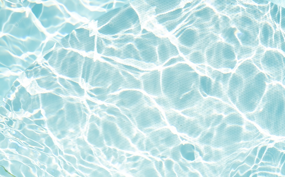 Textura de superfície de água calma transparente de cor azul turva com salpicos e bolhas. Fundo de natureza abstrata na moda. Ondas de água na luz solar. fundo de água