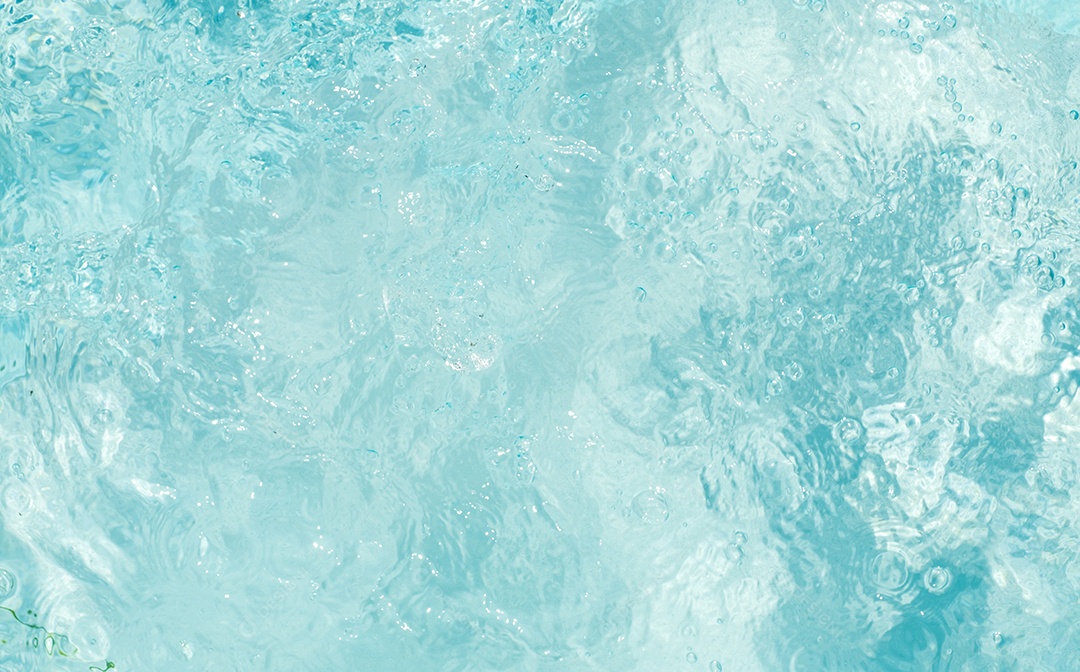 Textura de superfície de água calma transparente de cor azul turva com salpicos e bolhas. Fundo de natureza abstrata na moda. Ondas de água na luz solar. fundo de água