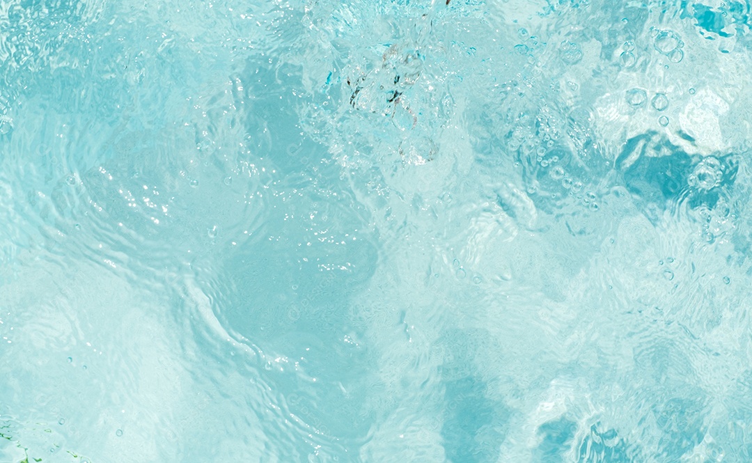 Textura de superfície de água calma transparente de cor azul turva com salpicos e bolhas. Fundo de natureza abstrata na moda. Ondas de água na luz solar. fundo de água