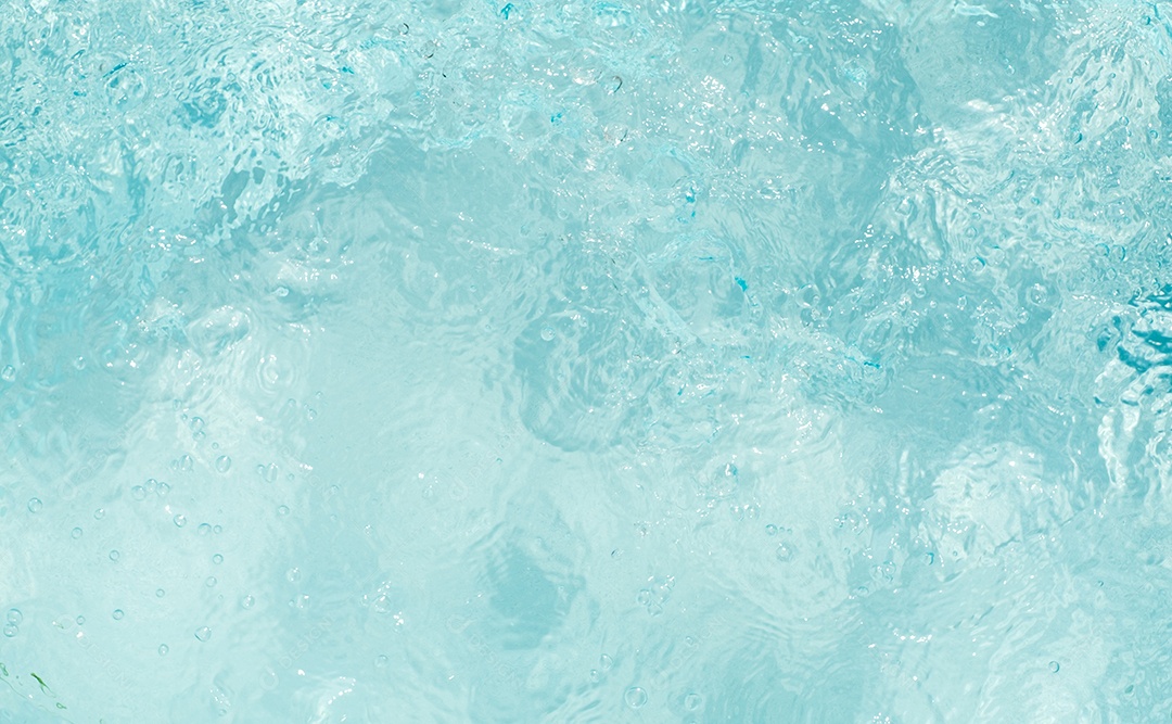 Textura de superfície de água calma transparente de cor azul turva com salpicos e bolhas. Fundo de natureza abstrata na moda. Ondas de água na luz solar. fundo de água