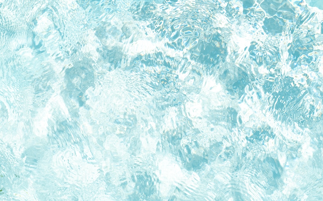 Textura de superfície de água calma transparente de cor azul turva com salpicos e bolhas. Fundo de natureza abstrata na moda. Ondas de água na luz solar. fundo de água