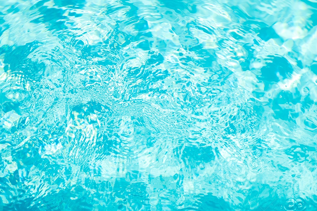 Textura de superfície de água calma transparente de cor azul turva com salpicos e bolhas. Fundo de natureza abstrata na moda. Ondas de água na luz solar. fundo de água