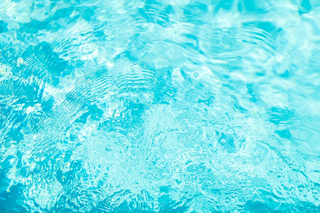 Textura de superfície de água calma transparente de cor azul turva com salpicos e bolhas. Fundo de natureza abstrata na moda. Ondas de água na luz solar. fundo de água