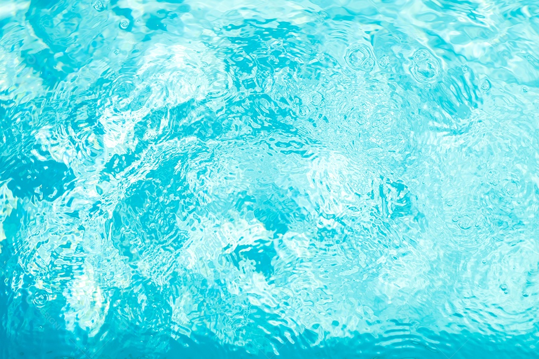 Textura de superfície de água calma transparente de cor azul turva com salpicos e bolhas. Fundo de natureza abstrata na moda. Ondas de água na luz solar. fundo de água