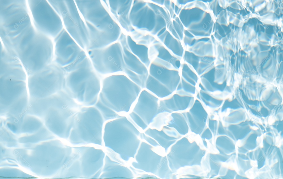 Textura de superfície de água calma transparente de cor azul turva com salpicos e bolhas. Fundo de natureza abstrata na moda. Ondas de água na luz solar. fundo de água