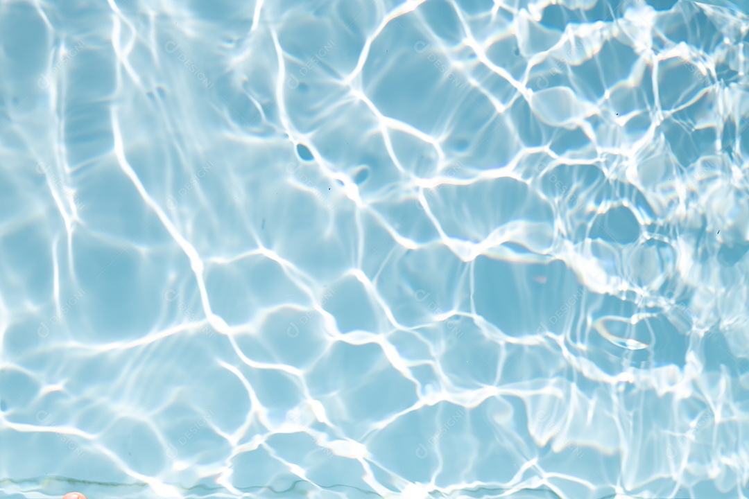 Textura de superfície de água calma transparente de cor azul turva com salpicos e bolhas. Fundo de natureza abstrata na moda. Ondas de água na luz solar. fundo de água