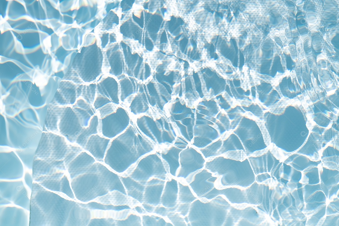 Textura de superfície de água calma transparente de cor azul turva com salpicos e bolhas. Fundo de natureza abstrata na moda. Ondas de água na luz solar. fundo de água