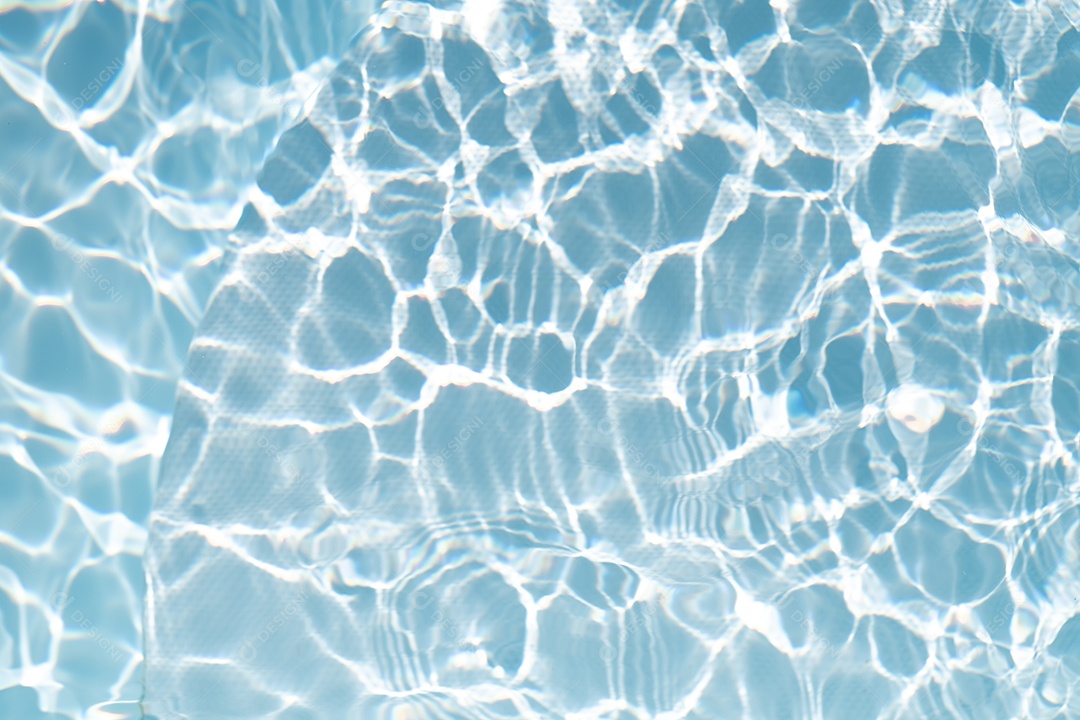 Textura de superfície de água calma transparente de cor azul turva com salpicos e bolhas. Fundo de natureza abstrata na moda. Ondas de água na luz solar. fundo de água