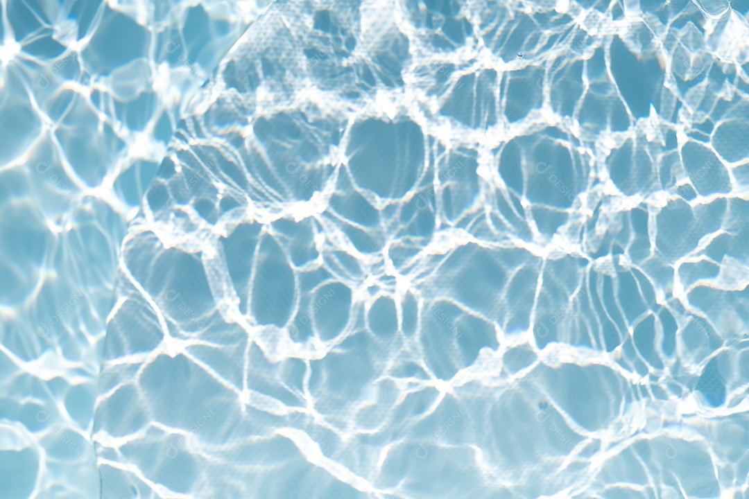 Textura de superfície de água calma transparente de cor azul turva com salpicos e bolhas. Fundo de natureza abstrata na moda. Ondas de água na luz solar. fundo de água