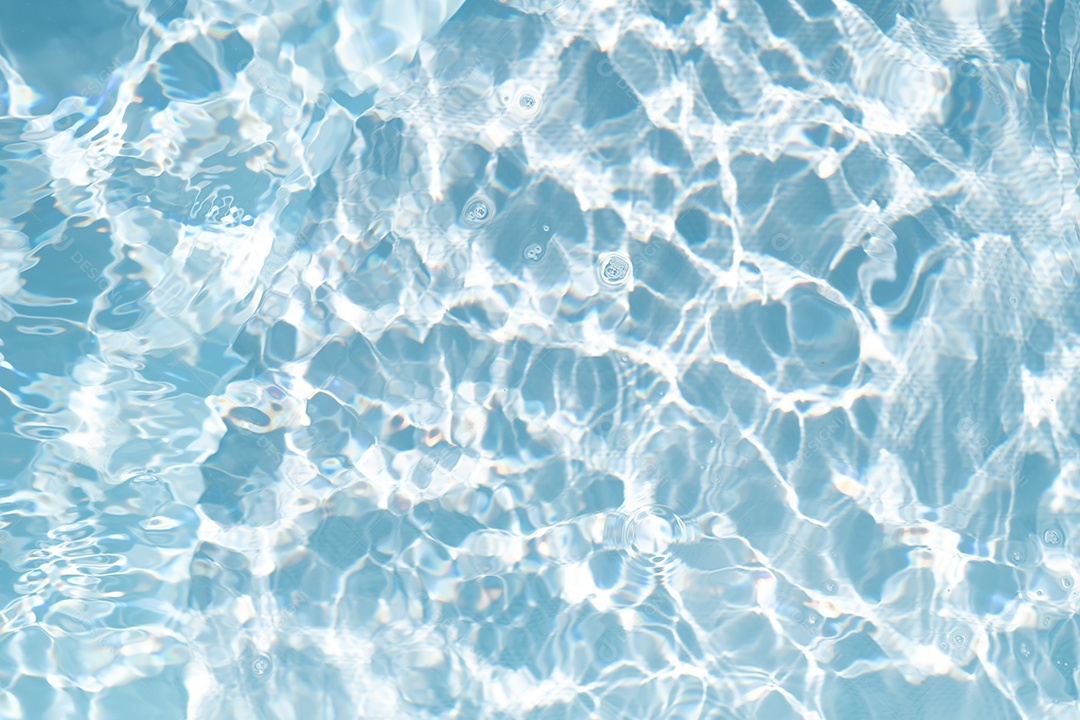 Textura de superfície de água calma transparente de cor azul turva com salpicos e bolhas. Fundo de natureza abstrata na moda. Ondas de água na luz solar. fundo de água