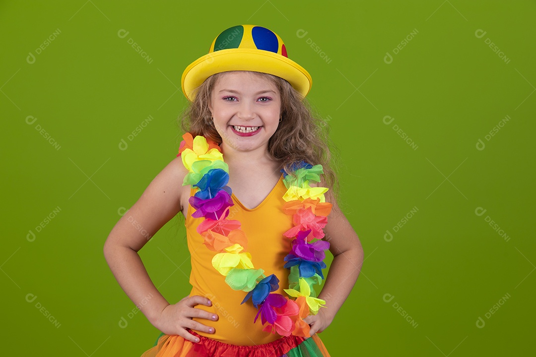 Linda menina jovem usando fantasia de carnaval sobre fundo isolado