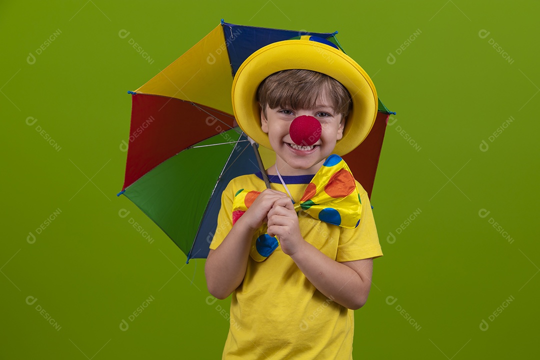 Menino jovem usando fantasia de carnaval sobre fundo isolado