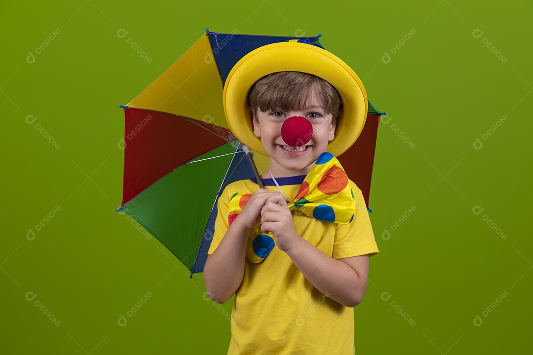 Menino jovem usando fantasia de carnaval sobre fundo isolado