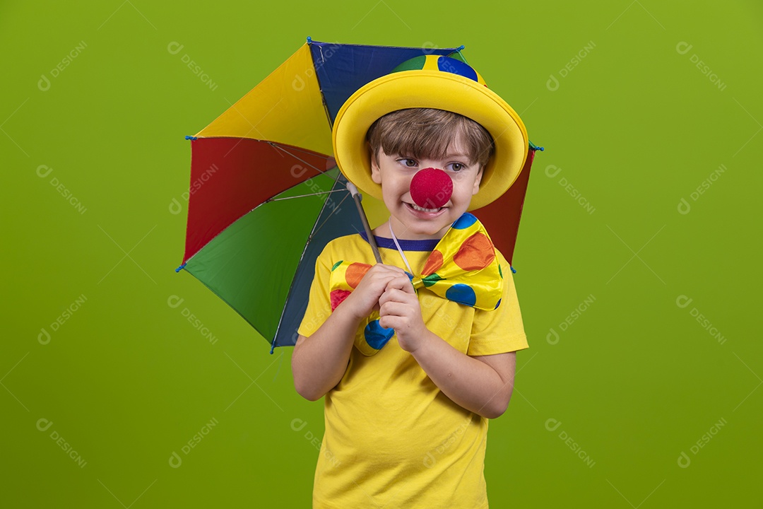 Menino jovem usando fantasia de carnaval sobre fundo isolado